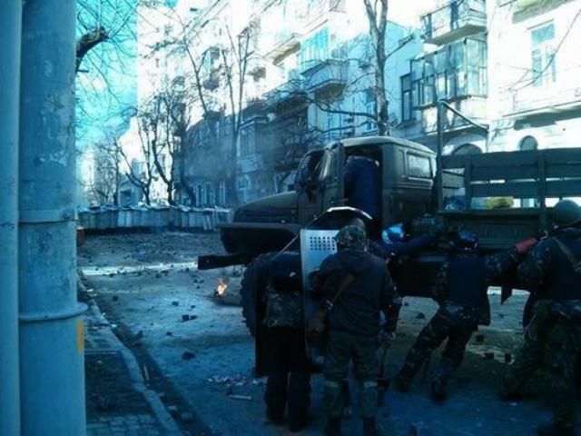 "Беркут" начал вторую попытку разгона активистов на Институтской "Беркут" начал вторую попытку разгона активистов на Институтской