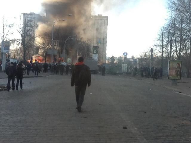 Силовики прорвали барикаду на Інститутській (Фото) Силовики прорвали барикаду на Інститутській (Фото)