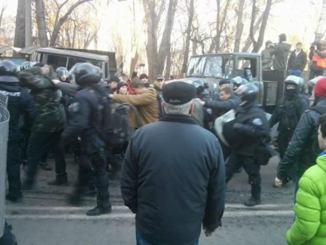 Силовики оттесняют митингующих к Майдану