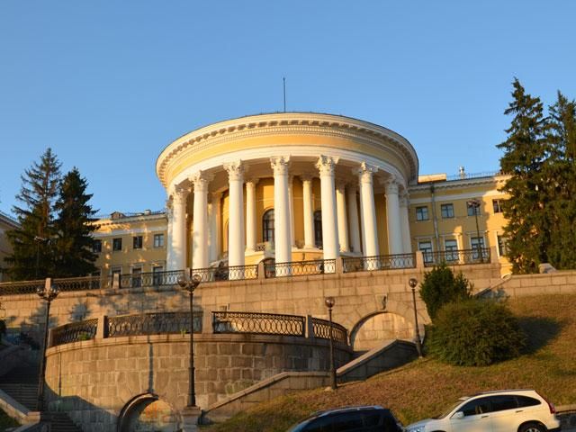 Силовики захопили Жовтневий палац і оточили Український дім Силовики захопили Жовтневий палац і оточили Український дім