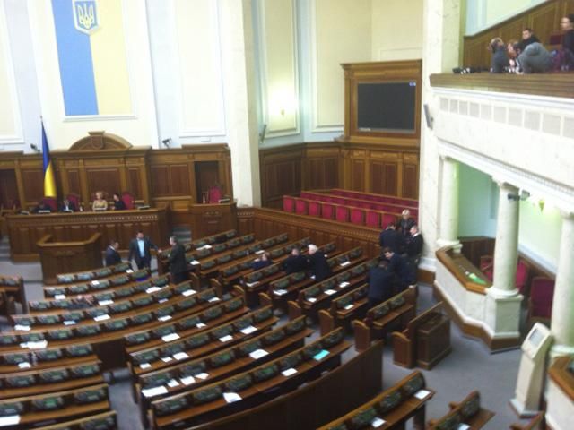 У сесійній залі Ради залишились лише жінки-опозиціонери