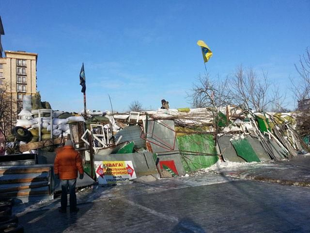 На барикадах на Інститутській - трупи чоловіка і жінки На барикадах на Інститутській - трупи чоловіка і жінки