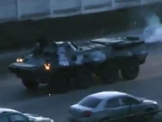 В центр Киева едет два БТРа (Видео) В центр Киева едет два БТРа (Видео)