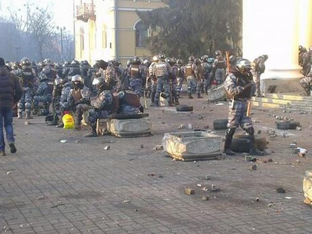 Силовики з Липської та Шовковичної рухаються до Майдану Силовики з Липської та Шовковичної рухаються до Майдану