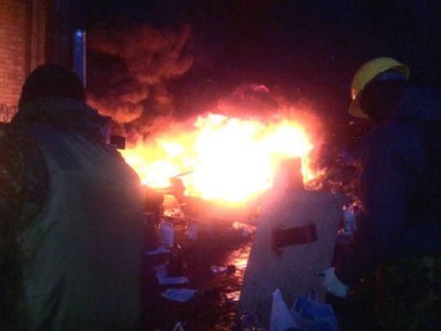 Перед Майданом палять шини Перед Майданом палять шини