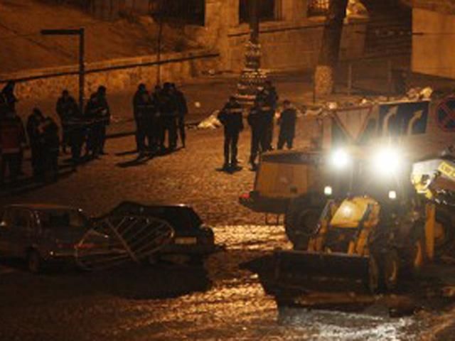 На Грушевського комунальники розчищають барикади тракторами На Грушевського комунальники розчищають барикади тракторами