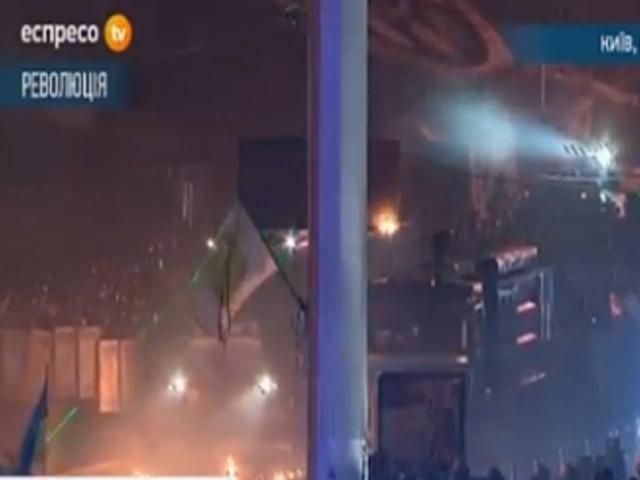 Силовики поливають активістів з водомета Силовики поливають активістів з водомета