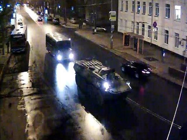 Протестувальники підпалили БТР, який протаранив барикаду Протестувальники підпалили БТР, який протаранив барикаду