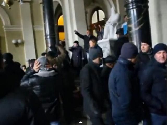 Во Львове снова захватили ОГА, штурмуют МВД