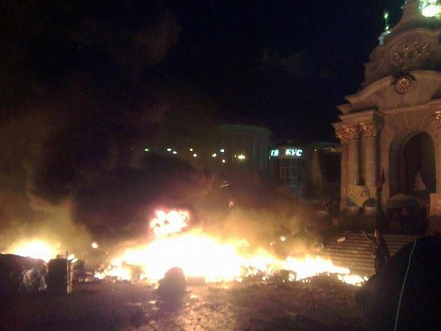 Силовики підступають у бік сцени на Майдані Силовики підступають у бік сцени на Майдані