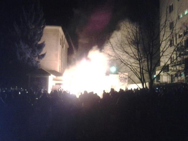 У Львові силовики намагаються прорвати оборону активістів У Львові силовики намагаються прорвати оборону активістів