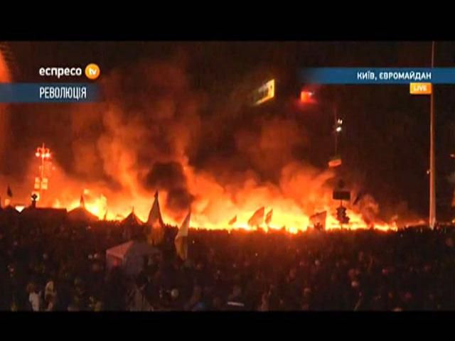 Силовики вже кілька годин штурмують Майдан Силовики вже кілька годин штурмують Майдан