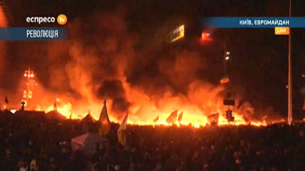 Силовики уже несколько часов штурмують Майдан Силовики уже несколько часов штурмують Майдан