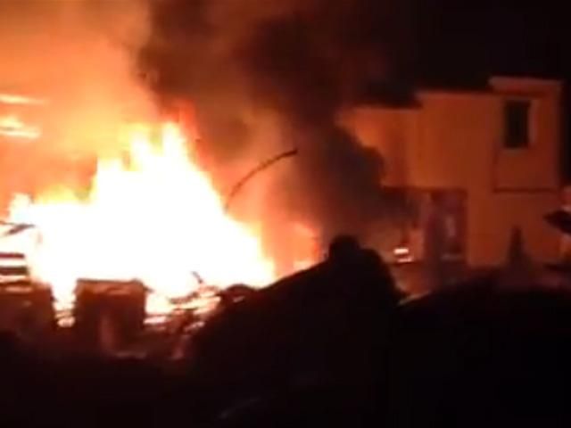 Во Львове сгорел КПП воинской части, которую блокируют активисты (Обновлено)