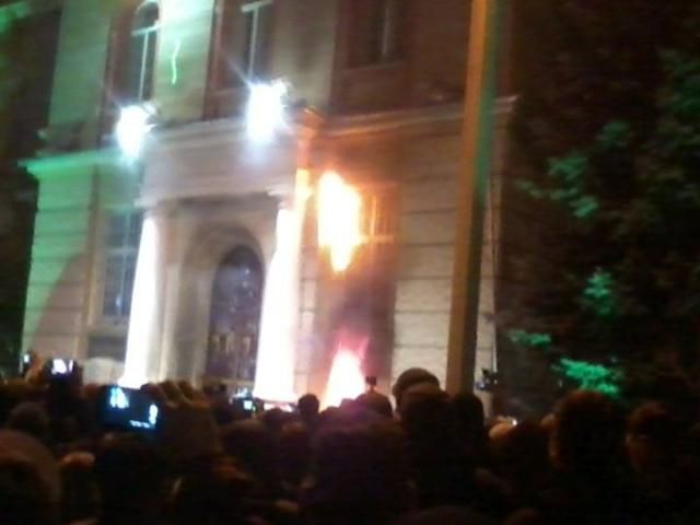В Ивано-Франковске подожгли здание СБУ