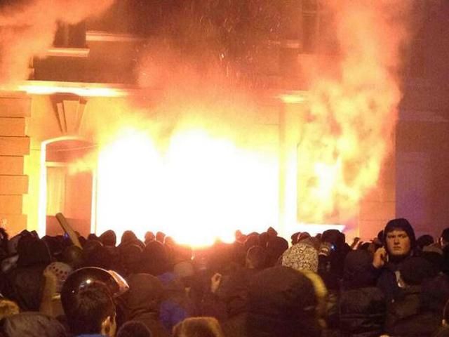 В Тернополе горит городской отдел милиции