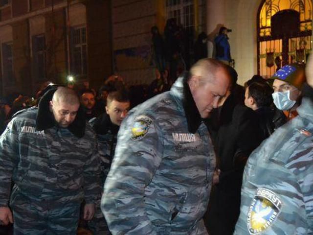 В Ровно активисты обезоружили "беркутовцев"