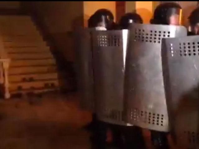 Військова частина у Львові наполовину згоріла, попадали перекриття Військова частина у Львові наполовину згоріла, попадали перекриття