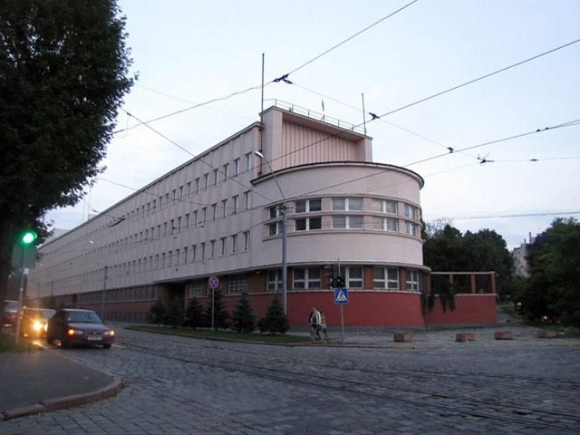 У Львові підпалили будівлю СБУ та автомобілі У Львові підпалили будівлю СБУ та автомобілі