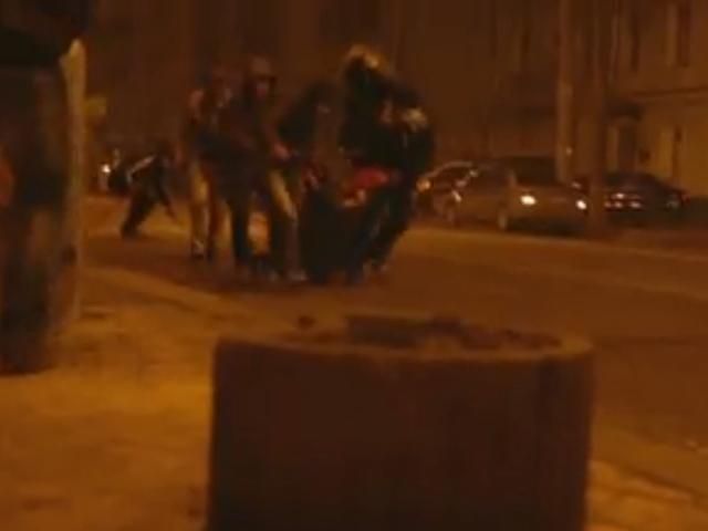 "Титушки" подстрелили активиста, — очевидец "Титушки" подстрелили активиста, — очевидец