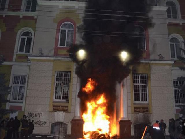 В Ивано-Франковске активисты забросали СБУ камнями и "коктейлями Молотова" В Ивано-Франковске активисты забросали СБУ камнями и "коктейлями Молотова"