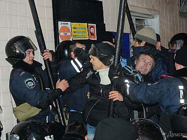 Силовики прорвали кордон протестующих в Одессе и едут в Киев (Фото)