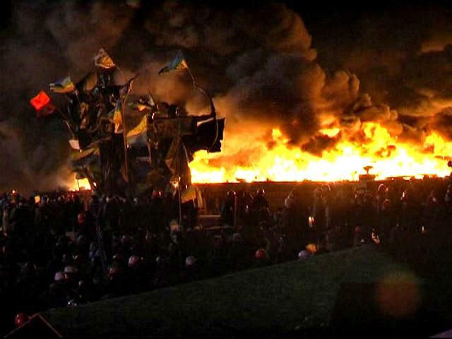 На Майдане десятки тысяч людей: противостояние с силовиками продолжается