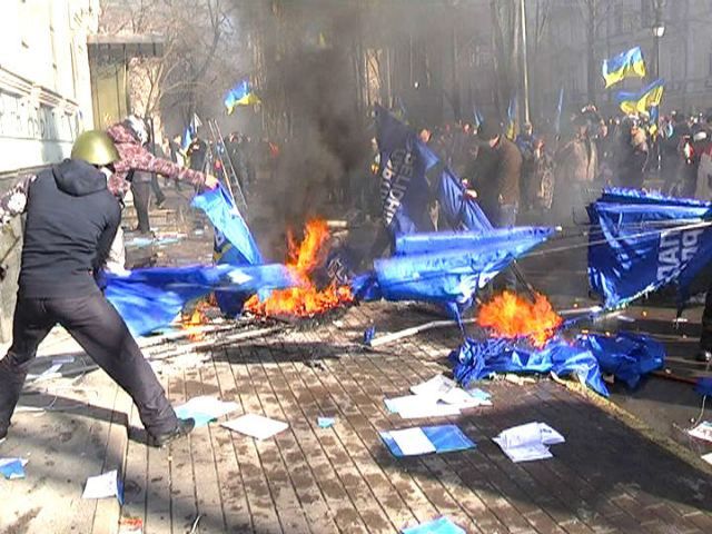 Партія регіонів просить захисту у світової спільноти від протестувальників Партія регіонів просить захисту у світової спільноти від протестувальників