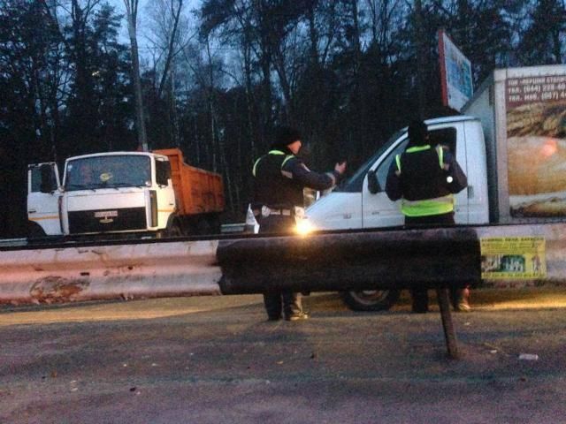 Дорогу до Києва перекрили КамАЗами та піском (Фото) Дорогу до Києва перекрили КамАЗами та піском (Фото)