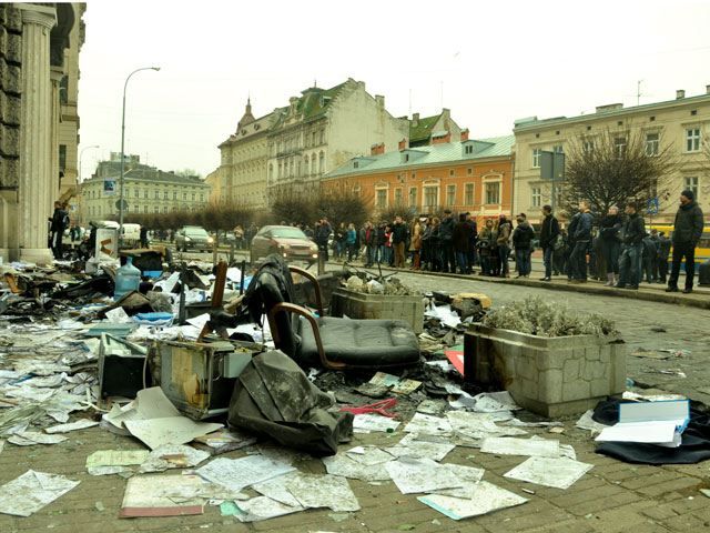 Згарище біля Львівської прокуратури (Фото)