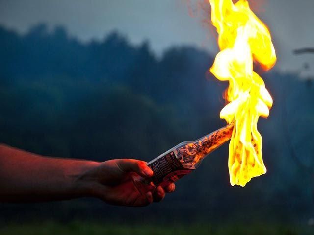 Офіс ВО "Свобода" у Полтаві закидали коктейлями Молотова Офіс ВО "Свобода" у Полтаві закидали коктейлями Молотова