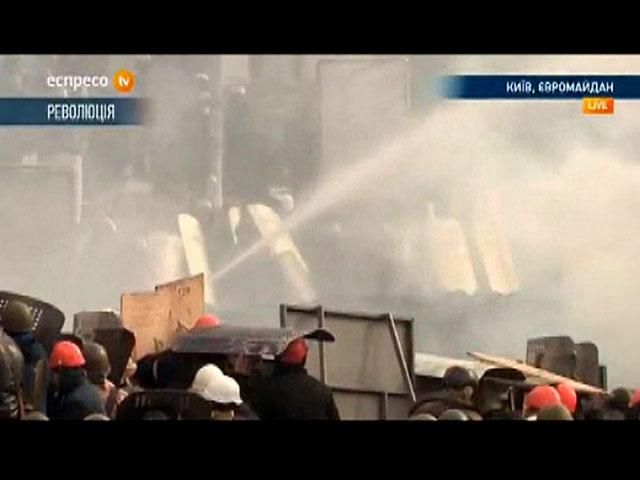 Противостояние возобновились: против митингующих используют водомет