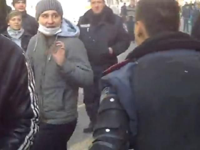 "Це наш!" — міліціонер хотів побити "тітушку", але його зупинили колеги (Відео) "Це наш!" — міліціонер хотів побити "тітушку", але його зупинили колеги (Відео)