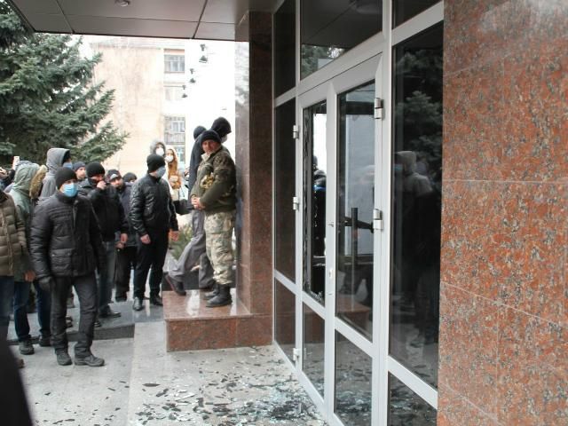 Хмельницькі лікарі борються за життя жінки, яку поранили під СБУ Хмельницькі лікарі борються за життя жінки, яку поранили під СБУ