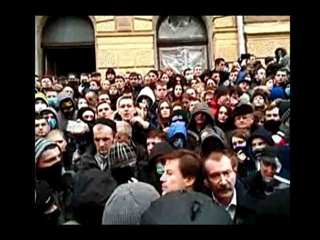 Кривавий бунт у регіонах: У Хмельницькому та Сумах стріляють по людях Кривавий бунт у регіонах: У Хмельницькому та Сумах стріляють по людях