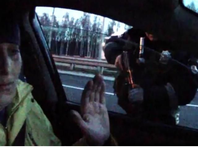 ГАИшники с автоматами угрожали журналисту (Видео) ГАИшники с автоматами угрожали журналисту (Видео)