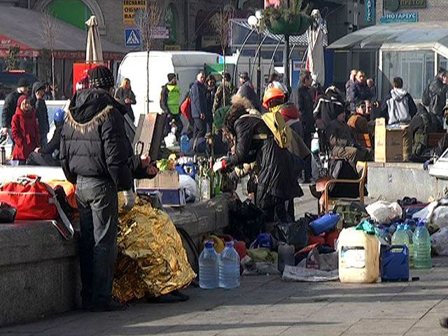 Женщины на Майдане разливают коктейли Молотова (Видео)