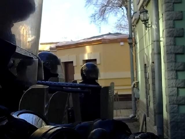 "Это моя работа", - силовики направляли оружие на женщину (Видео) "Это моя работа", - силовики направляли оружие на женщину (Видео)