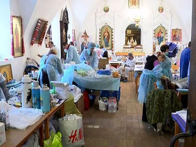 Медики надають допомогу пораненим у Михайлівському соборі