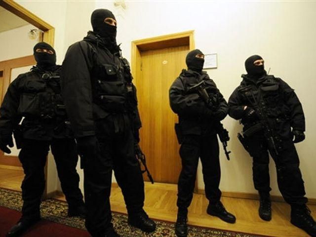 Шукаючи терористів, правоохоронці можуть проникати до українців у квартири, — юрист 