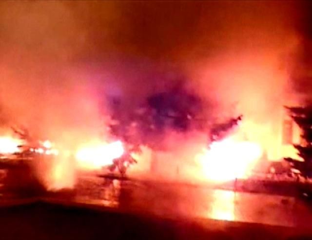 У Хмельницькому протестувальники підпалили будівлю обласної СБУ У Хмельницькому протестувальники підпалили будівлю обласної СБУ