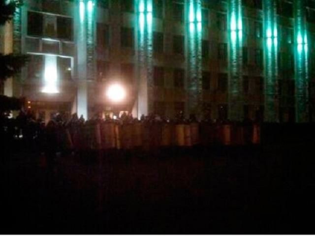 Мітингувальники штурмують будівлю Полтавської ОДА