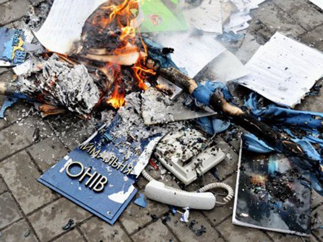 Сумчани атакували офіс Партії регіонів (Фото) Сумчани атакували офіс Партії регіонів (Фото)