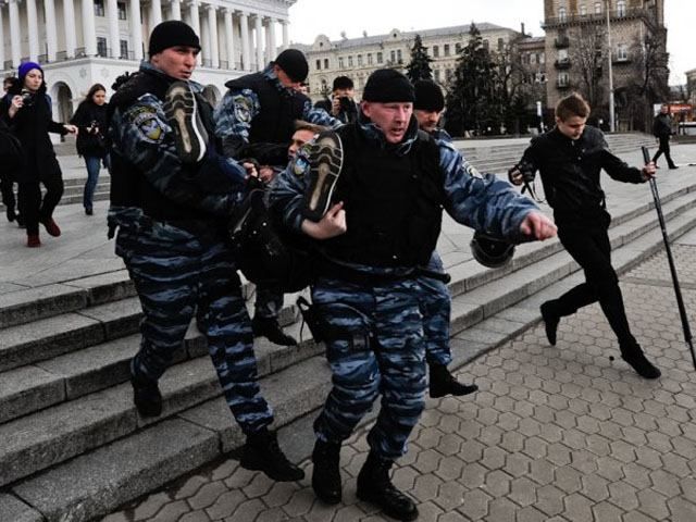 "Беркутовцы" зашили активисту рот обувными нитками, — журналист