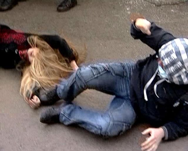 Блокада ВВ в Харькове закончилась побоищем: бил "Беркут", дочищалы "титушки" Блокада ВВ в Харькове закончилась побоищем: бил "Беркут", дочищалы "титушки"