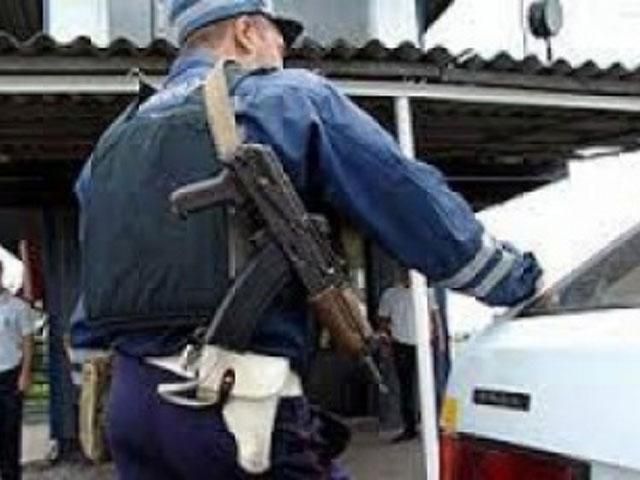 Проїзди до Майдану заблокували ДАІшинки з автоматами Проїзди до Майдану заблокували ДАІшинки з автоматами