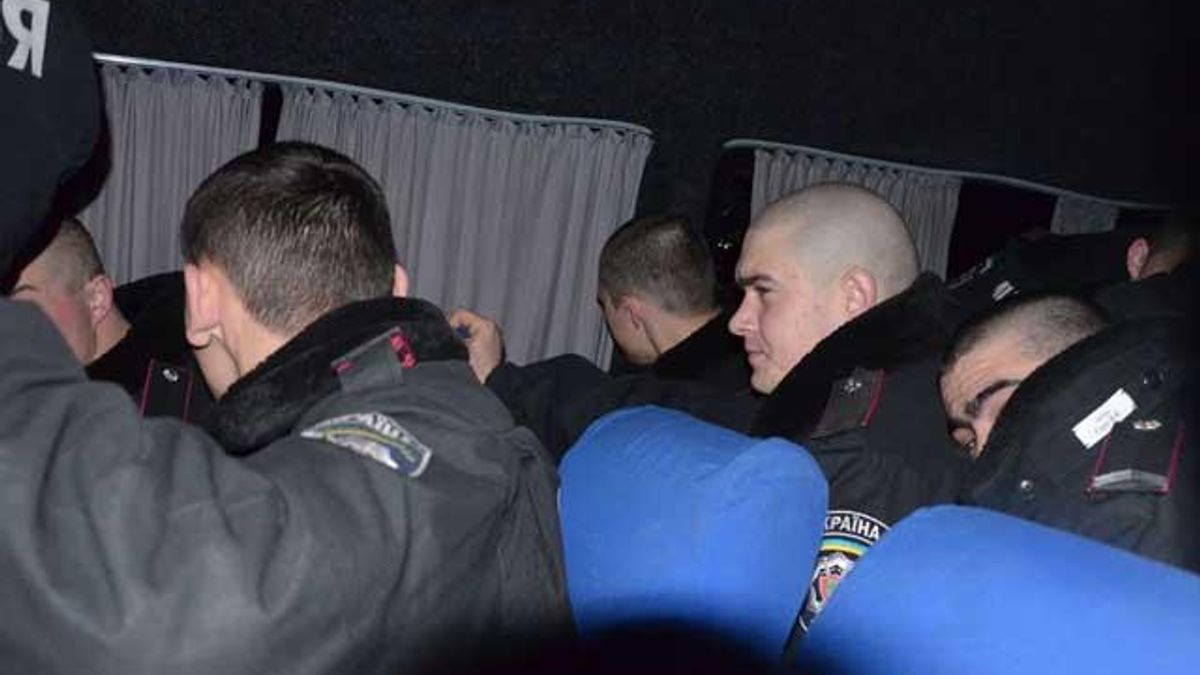 На трасі Одеса-Київ активісти не пустили силовиків і "тітушок" до Києва, спалили автобус (Відео) На трасі Одеса-Київ активісти не пустили силовиків і "тітушок" до Києва, спалили автобус (Відео)