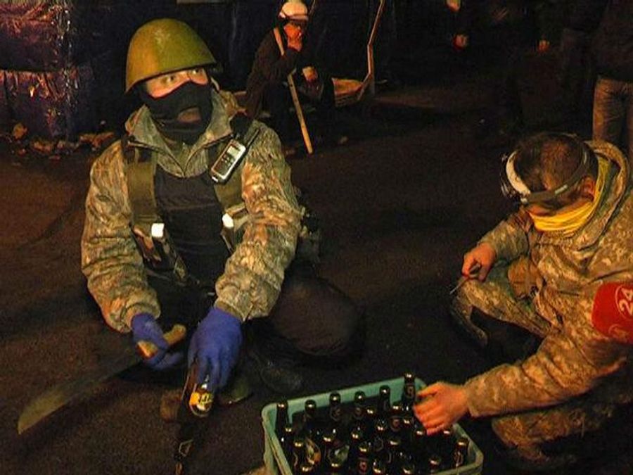 Активисты готовятся защищать Майдан: укрепляют баррикады, сносят мостовую Активисты готовятся защищать Майдан: укрепляют баррикады, сносят мостовую