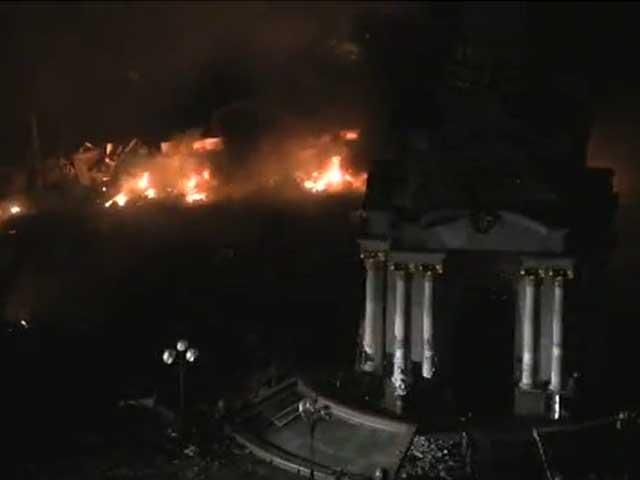 Активісти продовжують палити шини і кидати "фаєри" Активісти продовжують палити шини і кидати "фаєри"