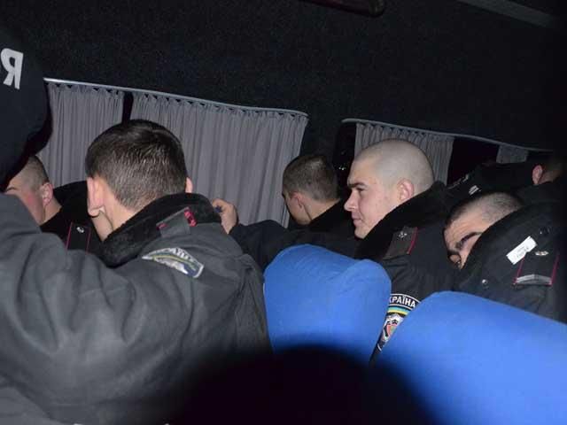 На трассе Одесса-Киев активисты не пустили силовиков и "титушек" в Киев, сожгли автобус (Видео)